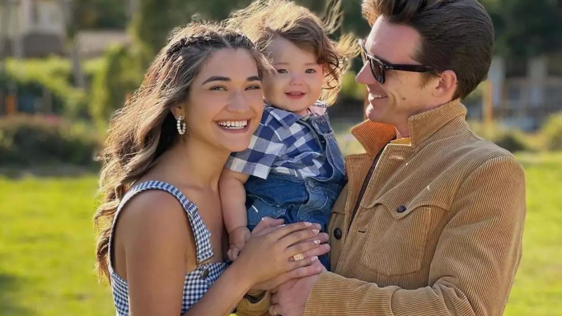 Drake Bell junto a su hijo y esposa. $!Drake Bell junto a su hijo y esposa.