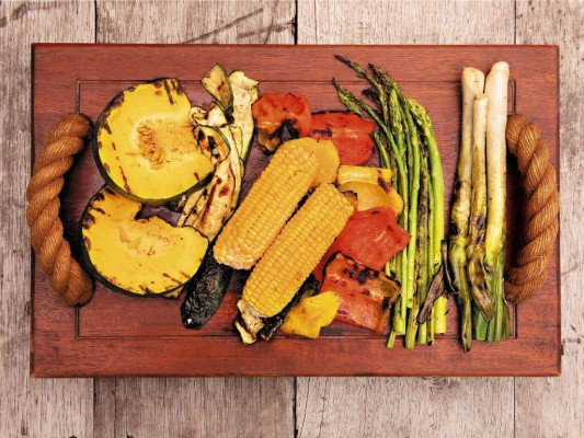 Parrillada de vegetales asados al carbónIngredientes1 bandeja de elote fresco 1 libra de calabaza tierna (verde grande) 1 zucchini mediano 1 berenjena Chiles de colores 1 unidad de camote fresco mediano 4 mandarinas 3 dientes de ajo ¼ taza de aceite de oliva Sal gruesa y pimienta 3 ramitas de tomillo fresco y 1 mazo de cebollina de PyflorProcedimiento1/ En la licuadora o procesador licuar el ajo, jugo de mandarina, aceite de oliva, sal gruesa, pimienta yhierbas.2/ Corta en trozos pequeños el elote y calabaza y rebana el zucchini, camote, berenjena y chiles en cortes largos en forma de “lengua”, para que al salir de la parrilla incluso podamos enrollarlos yofrecer una presentación distinta.3/ Marina los vegetales con la mezcla de ajo por unos 10-15 minutos.4/ Asa lentamente los vegetales, brochando regularmente con el marinado para que queden bien perfumados y saborizados, hasta llegar al punto deseado (toma de 5-10 minutos según sea el vegetal). La calabaza toma al menos 30 minutos en asarse bien. $!Parrillada de vegetales asados al carbónIngredientes1 bandeja de elote fresco 1 libra de calabaza tierna (verde grande) 1 zucchini mediano 1 berenjena Chiles de colores 1 unidad de camote fresco mediano 4 mandarinas 3 dientes de ajo ¼ taza de aceite de oliva Sal gruesa y pimienta 3 ramitas de tomillo fresco y 1 mazo de cebollina de PyflorProcedimiento1/ En la licuadora o procesador licuar el ajo, jugo de mandarina, aceite de oliva, sal gruesa, pimienta yhierbas.2/ Corta en trozos pequeños el elote y calabaza y rebana el zucchini, camote, berenjena y chiles en cortes largos en forma de “lengua”, para que al salir de la parrilla incluso podamos enrollarlos yofrecer una presentación distinta.3/ Marina los vegetales con la mezcla de ajo por unos 10-15 minutos.4/ Asa lentamente los vegetales, brochando regularmente con el marinado para que queden bien perfumados y saborizados, hasta llegar al punto deseado (toma de 5-10 minutos según sea el vegetal). La calabaza toma al menos 30 minutos en asarse bien.