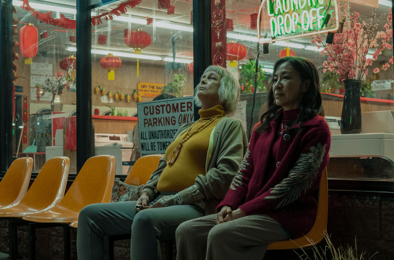 En Everything Everywhere All At Once, Michelle Yeoh interpreta a una inmigrante china en Estados Unidos que se ve envuelta en una aventura salvaje en la que solo ella puede salvar el mundo. $!En Everything Everywhere All At Once, Michelle Yeoh interpreta a una inmigrante china en Estados Unidos que se ve envuelta en una aventura salvaje en la que solo ella puede salvar el mundo.