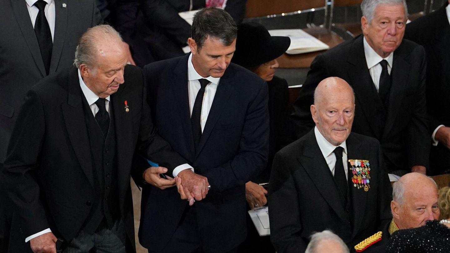$!Felipe VI y Juan Carlos se sientan cerca en funeral de Isabel II