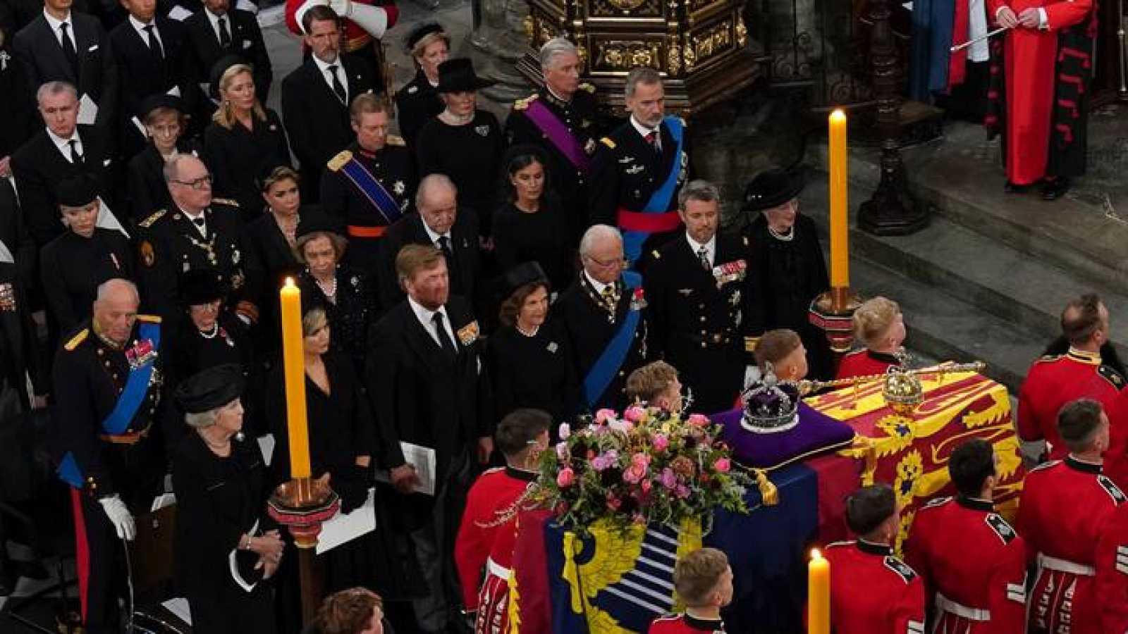 $!Felipe VI y Juan Carlos se sientan cerca en funeral de Isabel II