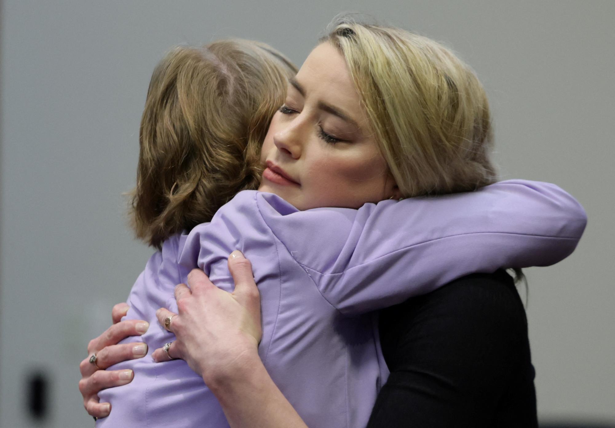 El cálido abrazo de Heard a su abogada después del juicio. $!El cálido abrazo de Heard a su abogada después del juicio.