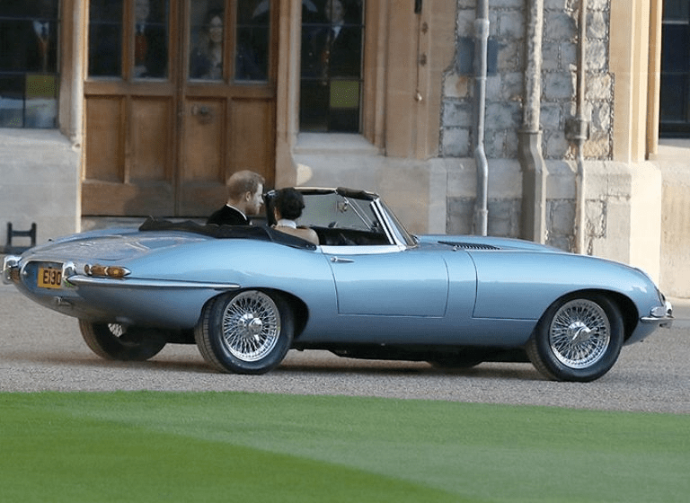 $!Harry y Meghan Markle llegando en a la recepción de su boda un Jaguar, en 2018.