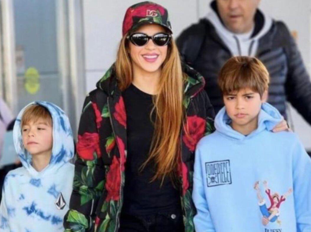 $!Shakira en el aeropuerto con Milan y Sasha rumbo a Miami.