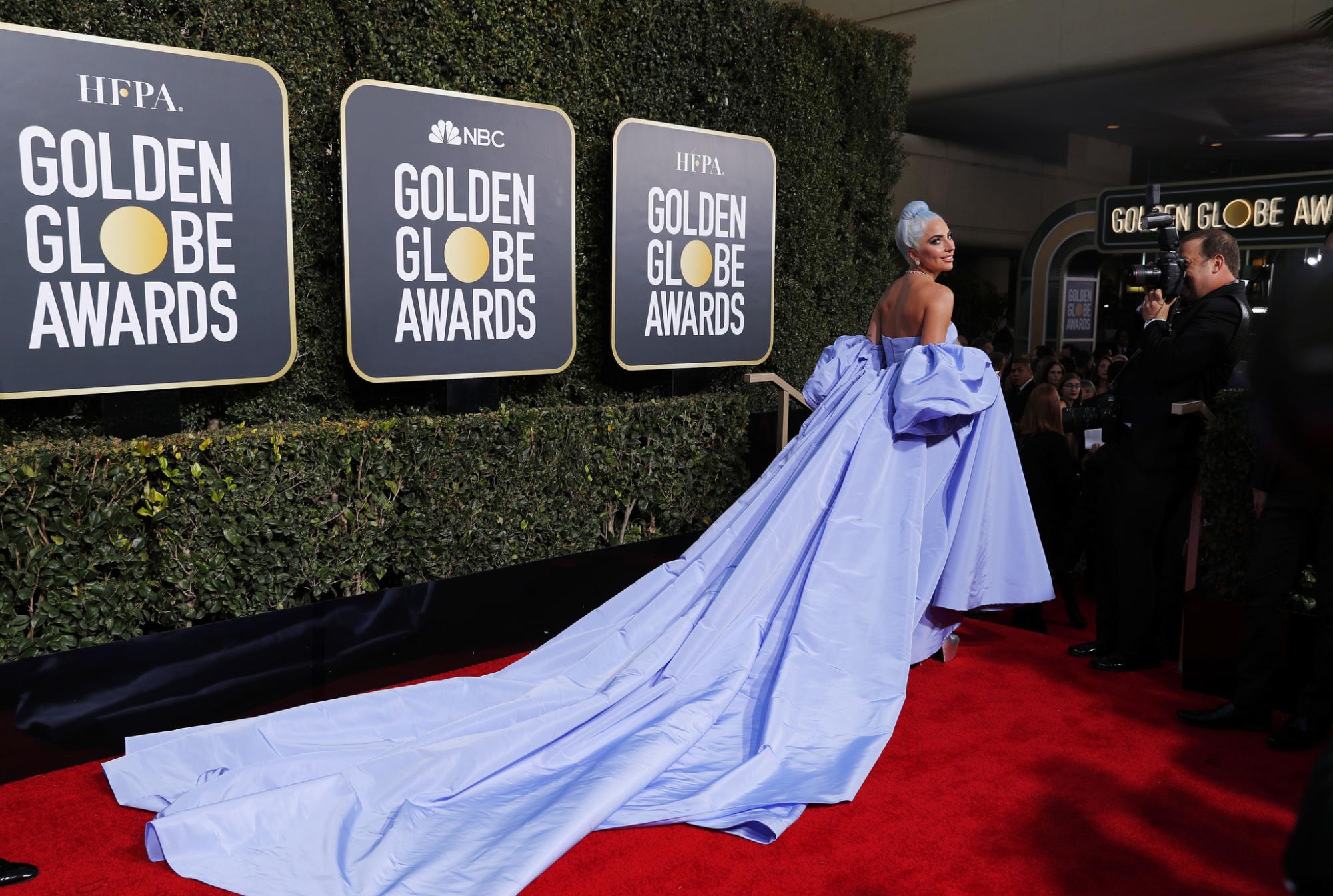 Lady Gaga en un impactante diseño de Valentino en la red carpet de los Golden Globes de 2019 $!Lady Gaga en un impactante diseño de Valentino en la red carpet de los Golden Globes de 2019