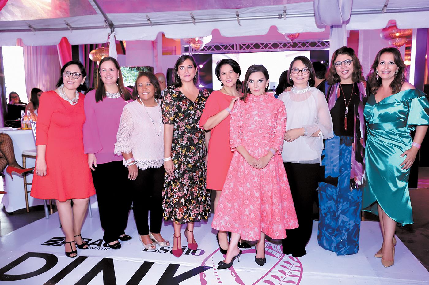 $!Munda Abedrabbo junto a voluntarias de Funhocam y Blanca Bendeck, editor-in-chief de ESTILO y Valeria Ríos, Vice Presidenta de Mercadeo de BAC, durante la edición 2018 de Pink Party