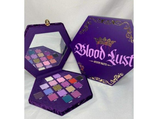 BLOOD LUST PALETTESin duda es una de las paletas favoritas de la colección de cosméticos de Jeffree Star, pues se caracteriza por sus tonos púrpuras, rosas y oscuros, mismos que son ideales para crear looks para cualquier ocasión. Blood Lust, también cuenta con un diseño único y original que caracteriza la línea de Star; un hexágono de terciopelo sintético de alta gama, con un broche de metal dorado. $!BLOOD LUST PALETTESin duda es una de las paletas favoritas de la colección de cosméticos de Jeffree Star, pues se caracteriza por sus tonos púrpuras, rosas y oscuros, mismos que son ideales para crear looks para cualquier ocasión. Blood Lust, también cuenta con un diseño único y original que caracteriza la línea de Star; un hexágono de terciopelo sintético de alta gama, con un broche de metal dorado.