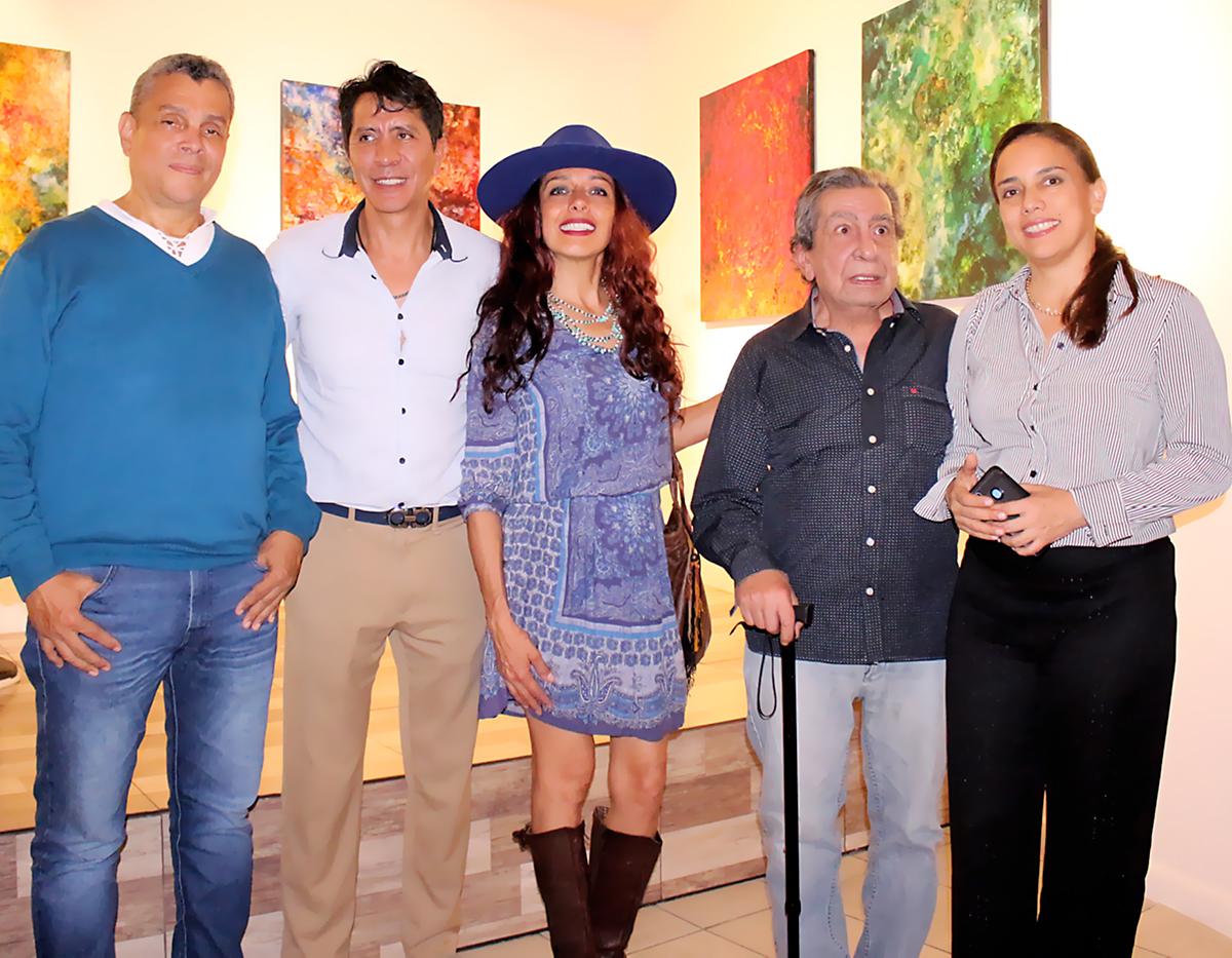 $!Entre los asistentes a la exposición se encontraba el famoso escultor colombiano Alejandro Valencia Tejada (cuarto a la derecha) junto a la directora de la galería, Liliana Ortiz
