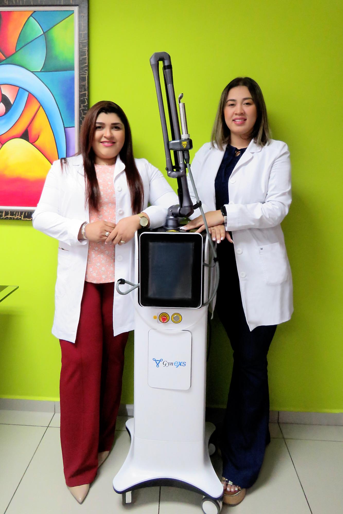 La ginecobstetra Sarahí Alcántara con la doctora Gina Martínez. $!La ginecobstetra Sarahí Alcántara con la doctora Gina Martínez.
