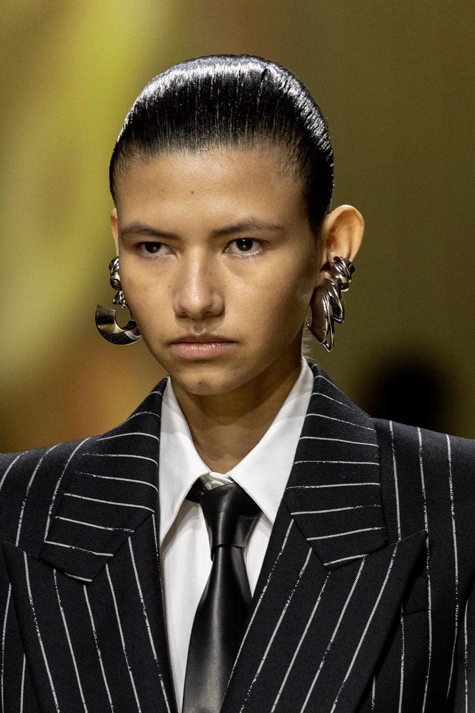 Un look andrógino, en un power suit a rayas, marcó su participación en el runway de Alexander McQueen en París $!Un look andrógino, en un power suit a rayas, marcó su participación en el runway de Alexander McQueen en París