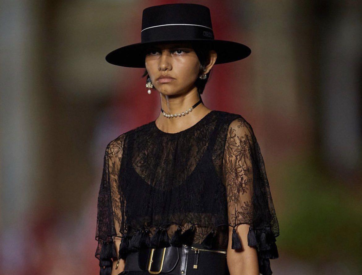 La modelo hondureña Iveth Ventura desfila para Alexander McQueen $!La modelo hondureña Iveth Ventura desfila para Alexander McQueen
