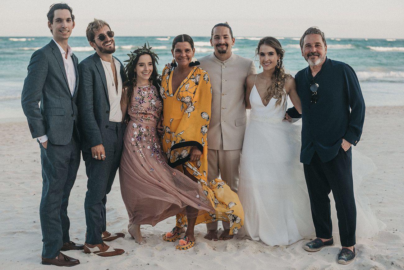 Mau y Sara junto a su familia en su boda. $!Mau y Sara junto a su familia en su boda.