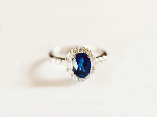 Anillo de compromiso en zafiro y diamantes al estilo Kate Middleton $!Anillo de compromiso en zafiro y diamantes al estilo Kate Middleton