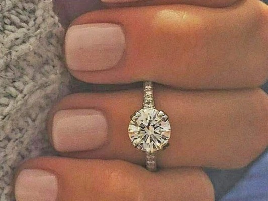 El anillo de diamante corte redondo de la firma Blue Nile $!El anillo de diamante corte redondo de la firma Blue Nile