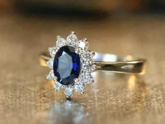 Anillo de compromiso de zafiro y diamantes $!Anillo de compromiso de zafiro y diamantes