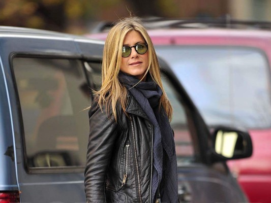 Jennifer Aniston. Puede parecer increíble, pero Jennifer Aniston tiene fama de ser una de las actrices con peor carácter de la industria –quién lo diría de Rachel, ¿verdad?–. Aunque, al parecer, en este asunto tiene mucho que ver su publicista –otro de los más temidos dentro de este negocio–. El tipo en cuestión se comporta de una forma un tanto peculiar con los periodistas y también ejecuta unas técnicas un tanto agresivas cuando se trata de proteger a Jennifer de los fans. $!Jennifer Aniston. Puede parecer increíble, pero Jennifer Aniston tiene fama de ser una de las actrices con peor carácter de la industria –quién lo diría de Rachel, ¿verdad?–. Aunque, al parecer, en este asunto tiene mucho que ver su publicista –otro de los más temidos dentro de este negocio–. El tipo en cuestión se comporta de una forma un tanto peculiar con los periodistas y también ejecuta unas técnicas un tanto agresivas cuando se trata de proteger a Jennifer de los fans.