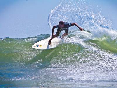 COSTA RICALos hot spots para surfear los encontrarás en la Costa Pacífico Norte, Costa Pacífico Sur y Costa Caribeña. En la Costa Norte se encuentra la famosa provincia de Guanacaste, una de las más visitadas por los locales y extranjeros por su gran belleza.Si quieres otro tipo de emociones, explora su arrecife de coral buceando o practicando snorkel.Dónde hospedarse. JWMarriott Guanacaste, en playa Tamarindo, te hechizará con sus vistas al mar. Arenas del Mar Beach and Nature Resort, rodeado de la exótica jungla del parque nacional Manuel Antonio y Finca Flor Blanca, un lujoso resort en medio de una enorme plantación de café, son encantadores. $!COSTA RICALos hot spots para surfear los encontrarás en la Costa Pacífico Norte, Costa Pacífico Sur y Costa Caribeña. En la Costa Norte se encuentra la famosa provincia de Guanacaste, una de las más visitadas por los locales y extranjeros por su gran belleza.Si quieres otro tipo de emociones, explora su arrecife de coral buceando o practicando snorkel.Dónde hospedarse. JWMarriott Guanacaste, en playa Tamarindo, te hechizará con sus vistas al mar. Arenas del Mar Beach and Nature Resort, rodeado de la exótica jungla del parque nacional Manuel Antonio y Finca Flor Blanca, un lujoso resort en medio de una enorme plantación de café, son encantadores.