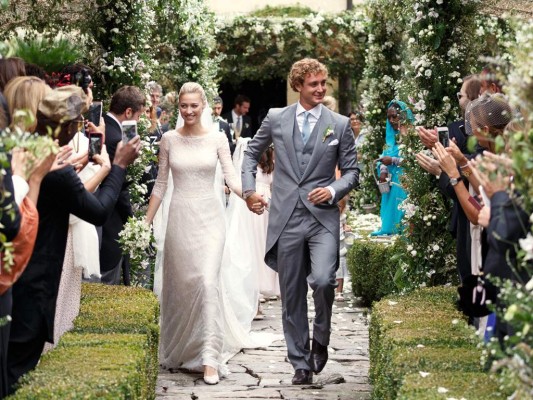 Para la ceremonia eclesiástica, la siempre propia Beatrice optó por un tradicional y sobrio vestido de Armani Privé. $!Para la ceremonia eclesiástica, la siempre propia Beatrice optó por un tradicional y sobrio vestido de Armani Privé.