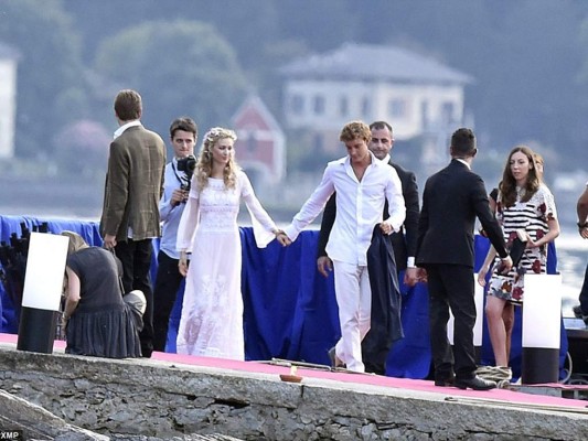 $!Ya en las Islas Borromeo en Italia, Beatrice acudió a la cena previa a su boda en un romántico diseño de Alberta Ferretti.