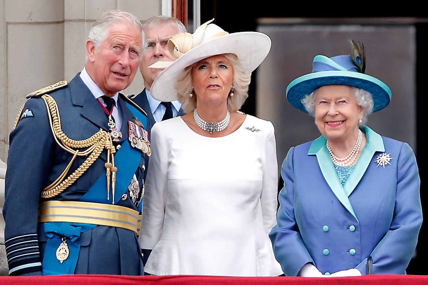 $!El príncipe Carlos con Camila y la reina Isabel II en el balcón de Buckingham Palace durante el centenario de la Royal Air Force en 2018. (Photo by Max Mumby/Indigo/Getty Images)