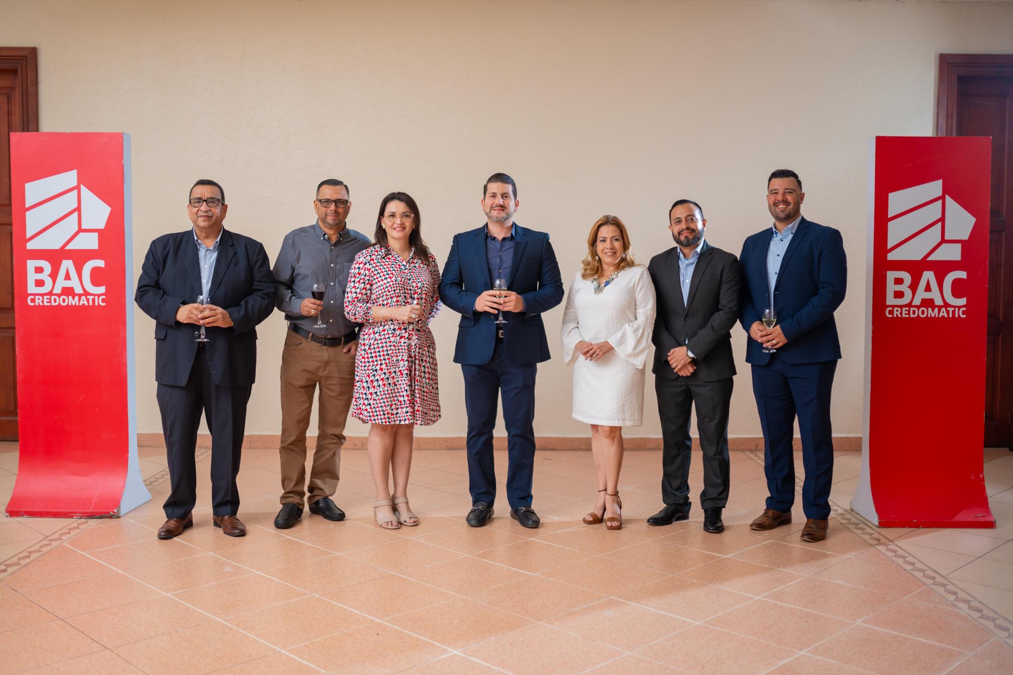 $!<b>Ejecutivos de BAC compartiendo con destacados empresarios de La Ceiba.</b>