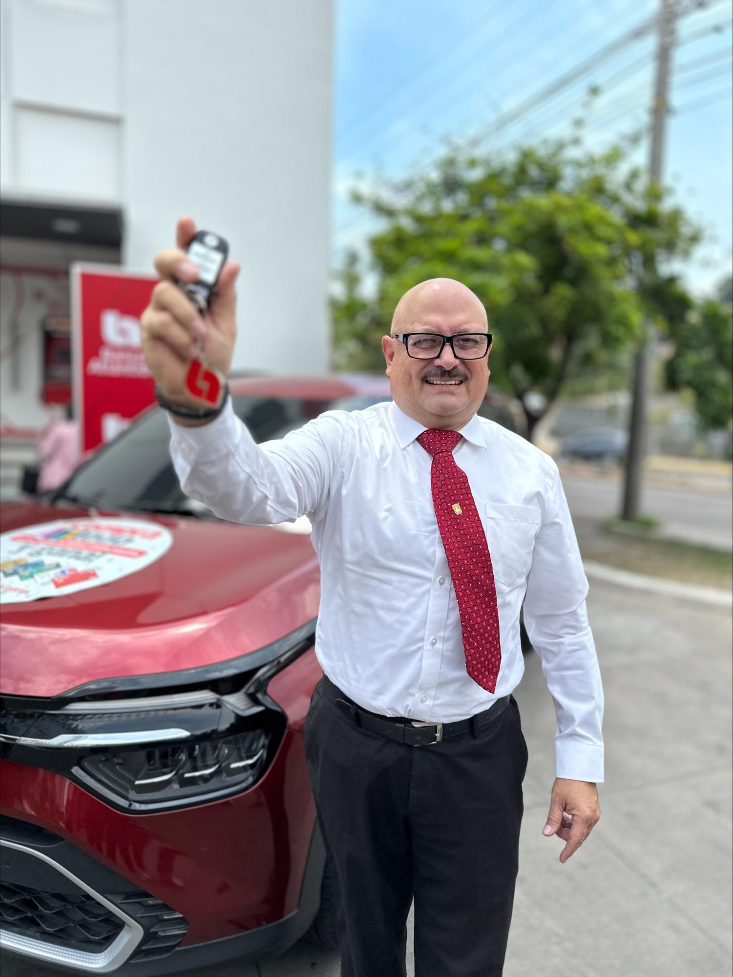 Ronie Flores de Tegucigalpa, ganador de un Kia Carens 2023. $!Ronie Flores de Tegucigalpa, ganador de un Kia Carens 2023.